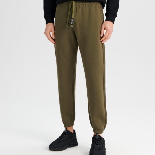 Preţ Pantaloni sport jogger - verde-maroniu