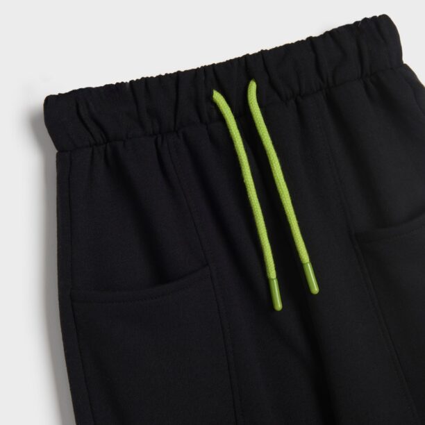 Preţ Pantaloni sport - negru