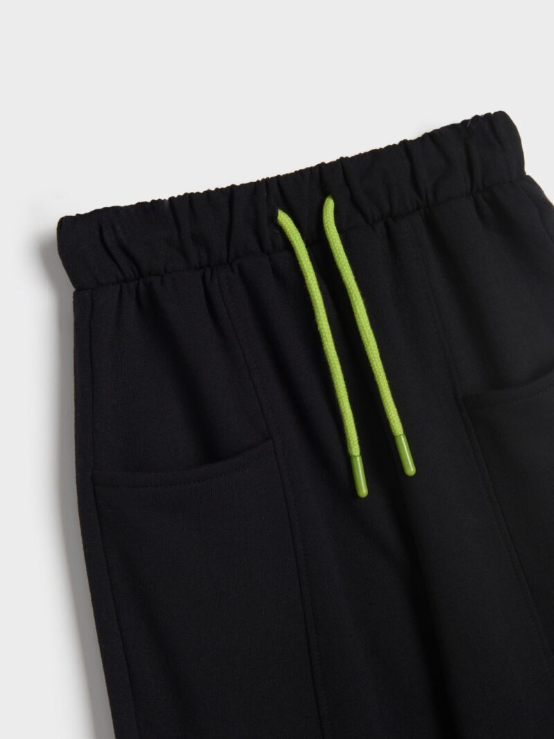 Preţ Pantaloni sport - negru