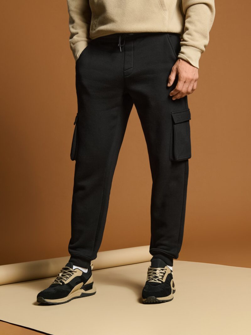 Preţ Pantaloni tapered fit - negru