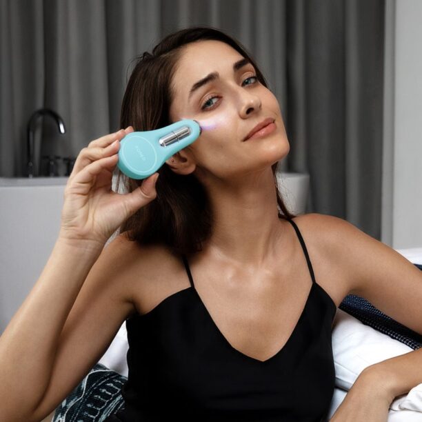 FOREO BEAR™ 2 eyes & lips dispozitiv de tonifiere cu microcurenți zona ochilor si a buzelor Arctic Blue 1 buc preţ